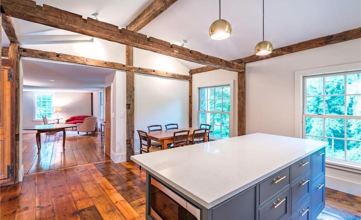 Eat-in kitchen Eat-in kitchen