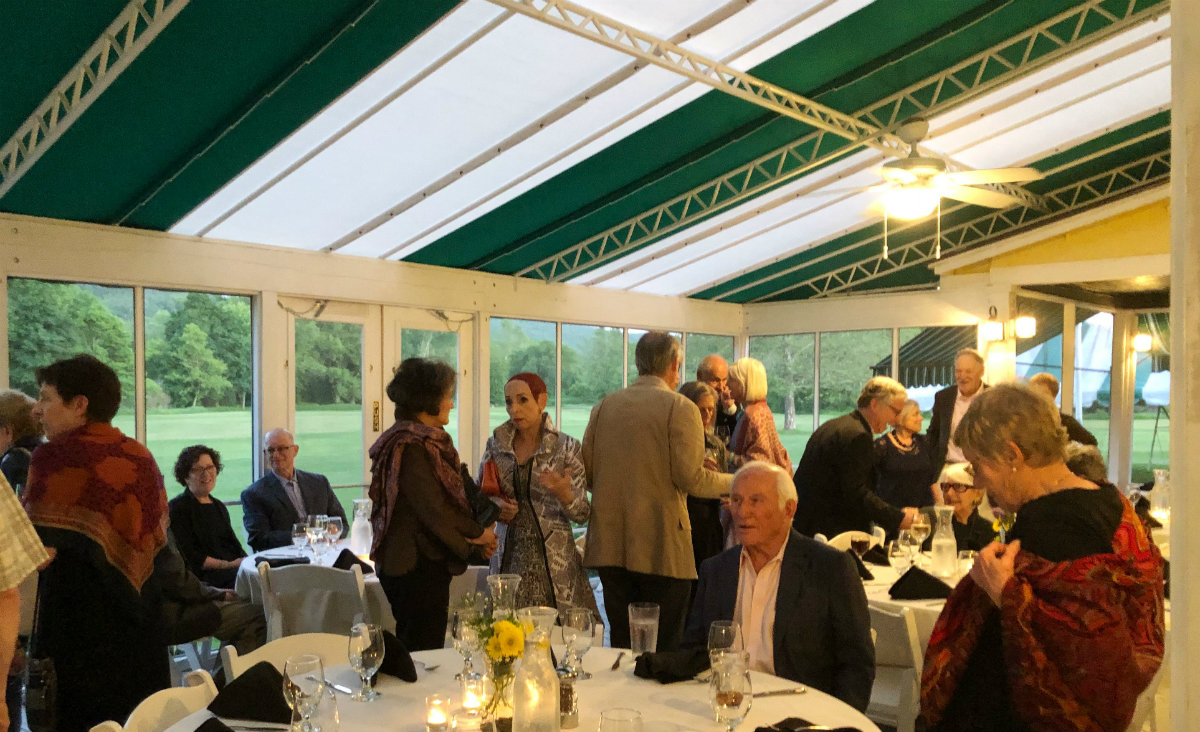 Patrons and the evening's performers mingled in the clubhouse and screened-in porch before dinner. Patrons and the evening's performers mingled in the clubhouse and screened-in porch before dinner.