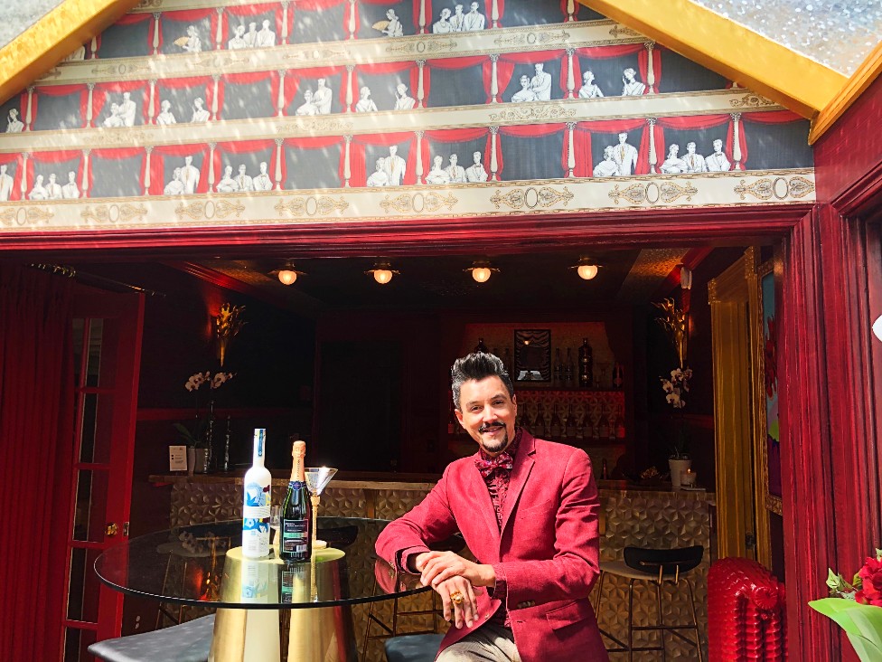 Designer David Santiago, who is also an opera singer, chose to design the bar area and used the Metropolitan Opera House's bar as inspiration. Designer David Santiago, who is also an opera singer, chose to design the bar area and used the Metropolitan Opera House's bar as inspiration. 