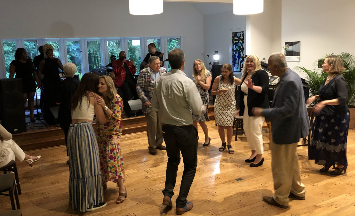 Lights back on, guests hit the dance floor.