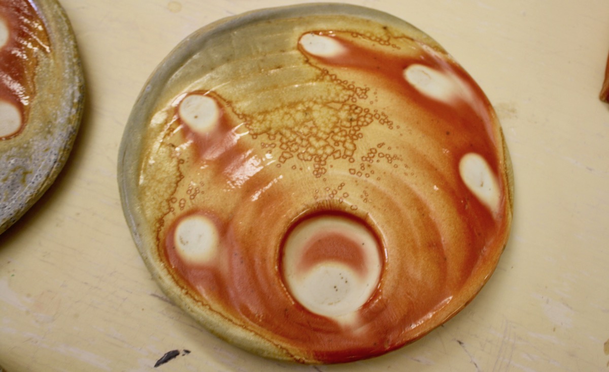 The markings on this tea plate were created by the blazing winds in the kiln. If it looks like thermal imaging, that&#39;s because it is, just using ancient technology.