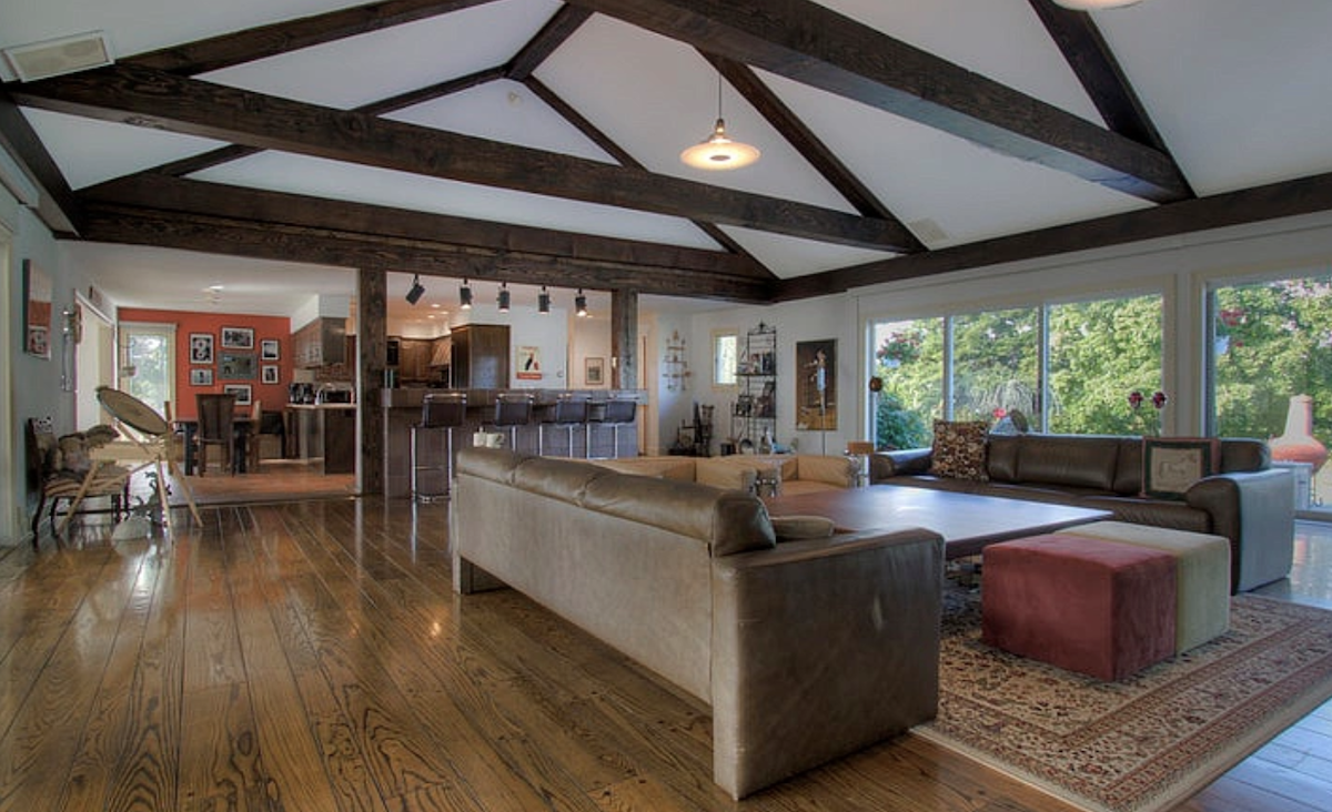 Eat-in kitchen Eat-in kitchen