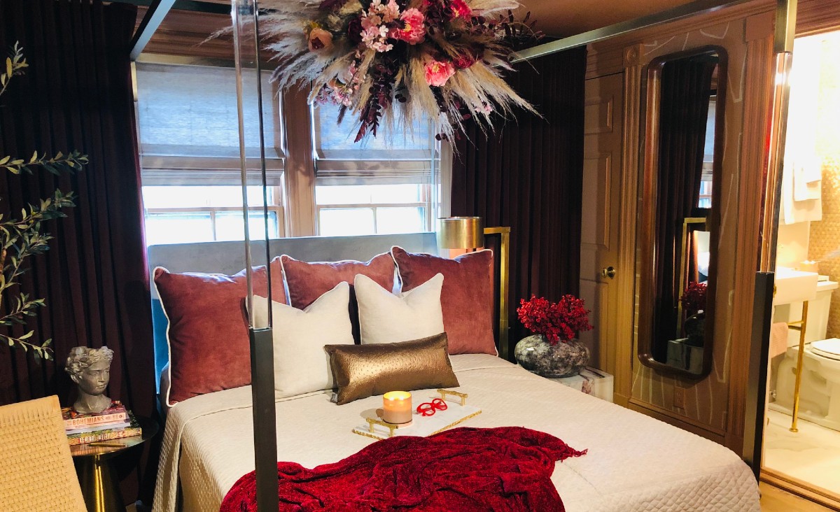 The "Rasheeda" room, designed by Rasheeda Gray, nearly glows with rich, warm tones...and a bouquet as a dramatic ceiling feature. The "Rasheeda" room, designed by Rasheeda Gray, nearly glows with rich, warm tones...and a bouquet as a dramatic ceiling feature.