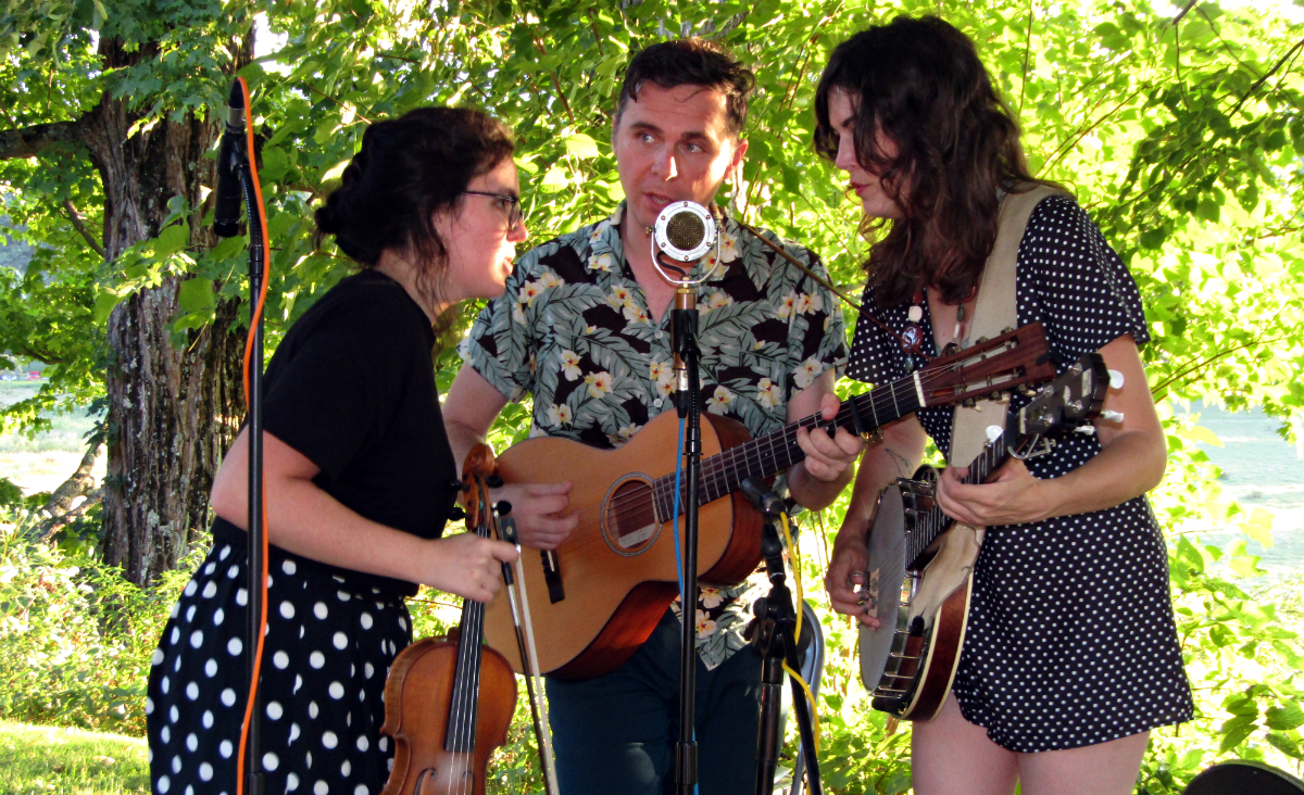 Bill &amp; The Belles perform for the crowd.