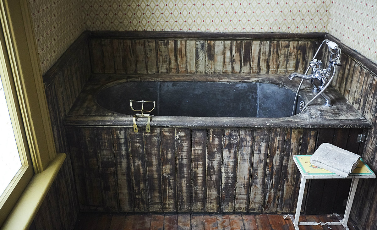 Copper bathtub