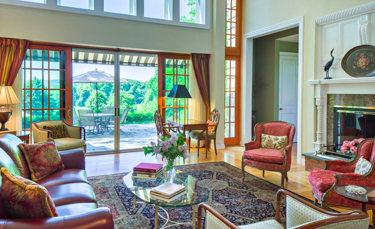 Living room with vaulted ceilings Living room with vaulted ceilings