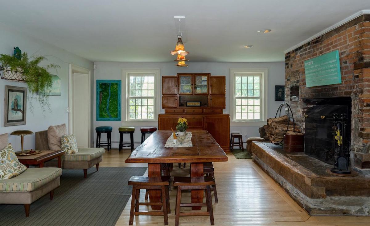 Eat-in kitchen Eat-in kitchen