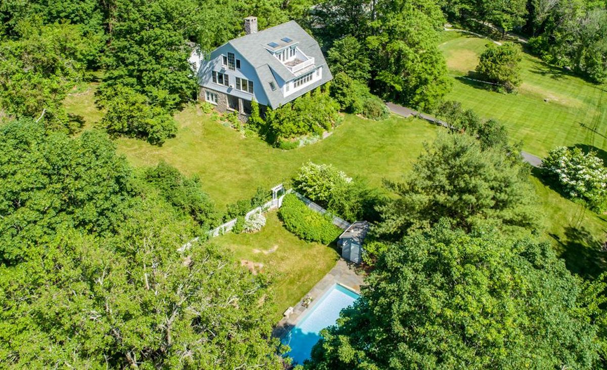 Large backyard with pool Large backyard with pool