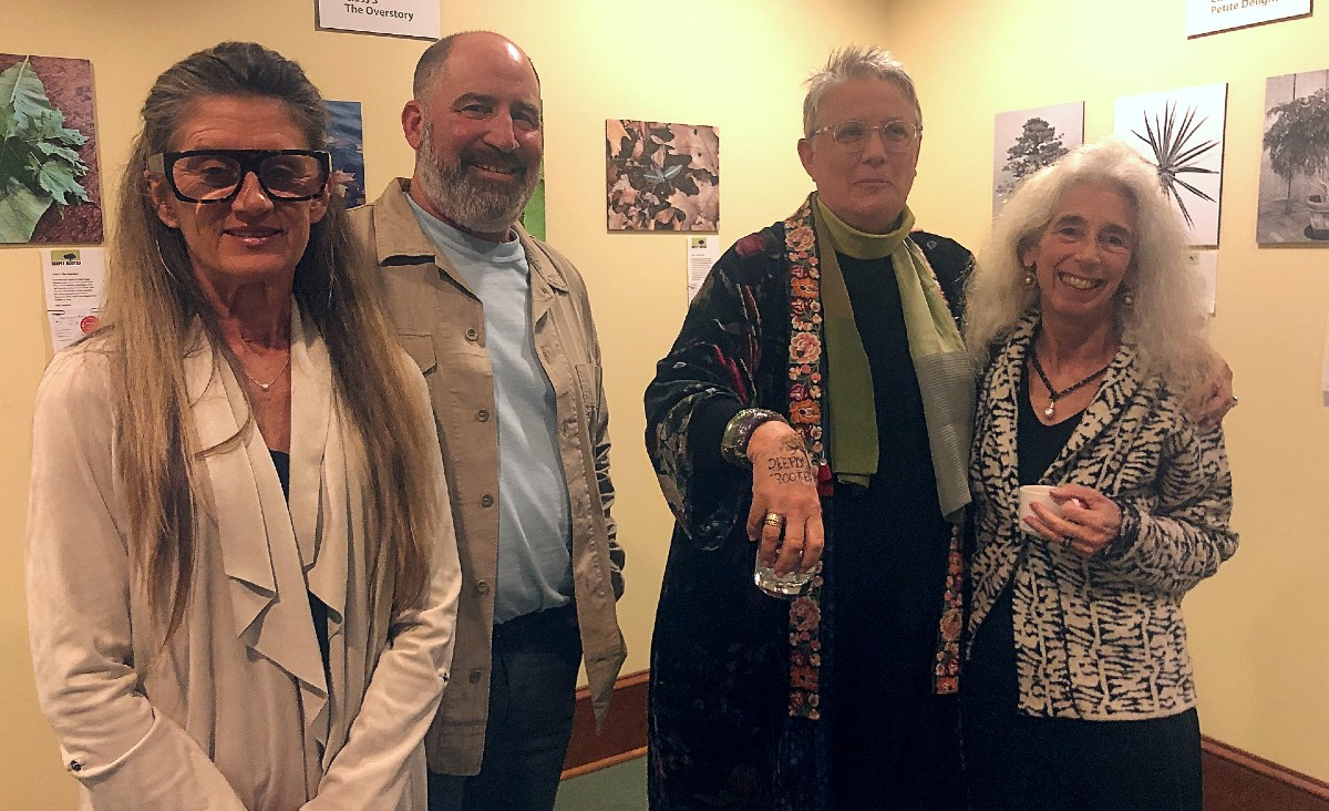 Lori Zmolek, Patrick Murphy, Susan Kavy and Alison Granucci, whose photo won Best in Show Lori Zmolek, Patrick Murphy, Susan Kavy and Alison Granucci, whose photo won Best in Show
