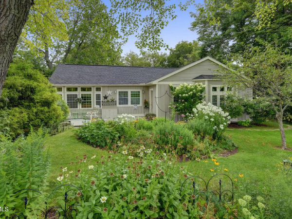 An Airy Garden Bungalow in Pittsfield