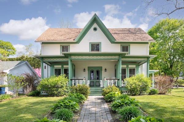 Renovated Victorian + Apartment
