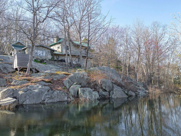 Rustic Stone Getaway in Hopewell Junction