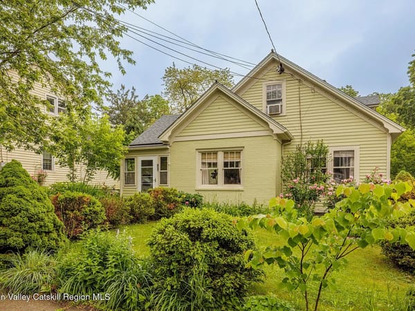 Enchanted Garden Space, Blocks from Everything in Hudson