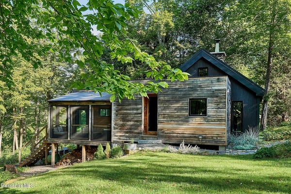 Modern, Compact Cabin in Stockbridge