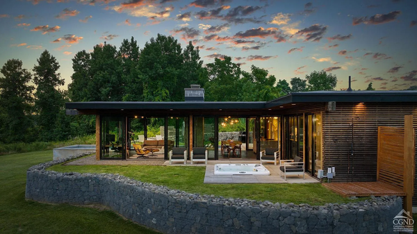 Stahl-inspired Steel Shelter in Hudson