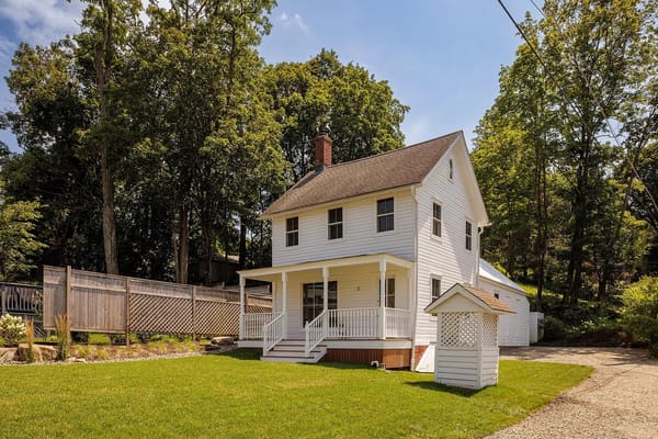 Tasteful Rhinecliff Village Find