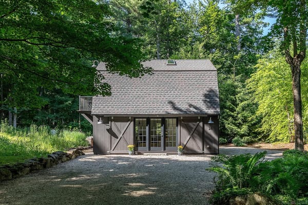 Gardener's Lakeside Bungalow in Salisbury