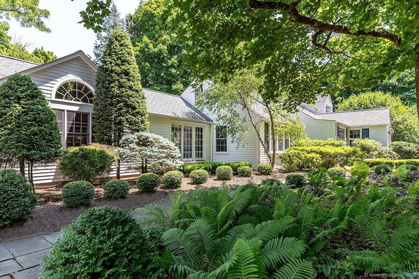 Old Stylish Elegance in Sharon