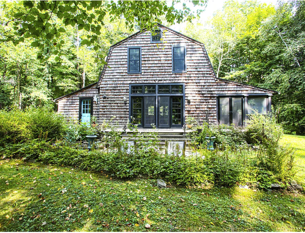 Twin Lakes Retreat: A Timeless Lakeside Escape